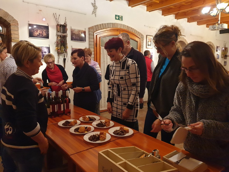 KultMozi, filmvetítés, gasztronómiai élmény és borkóstolás