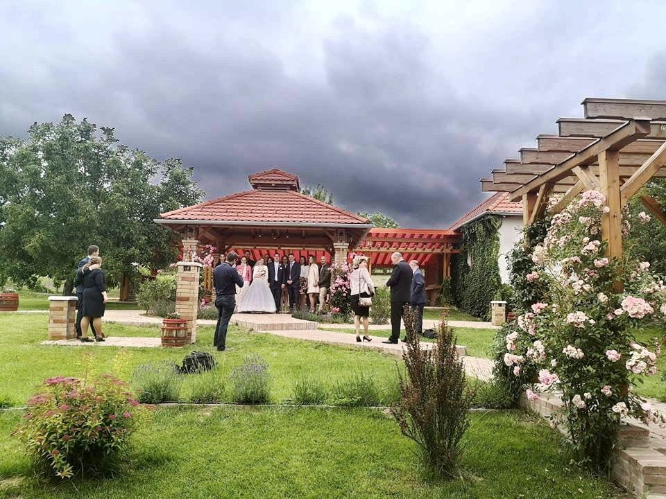 Esküvő a KultPincében