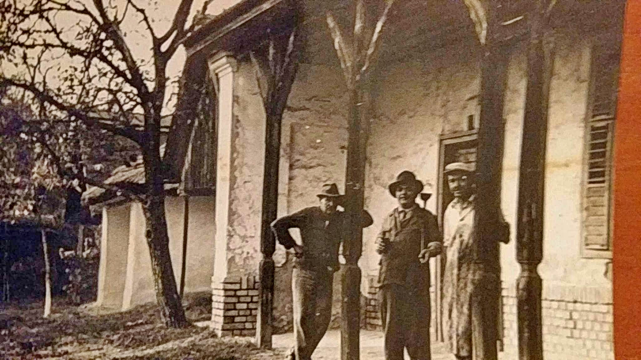 Kele pince előtt