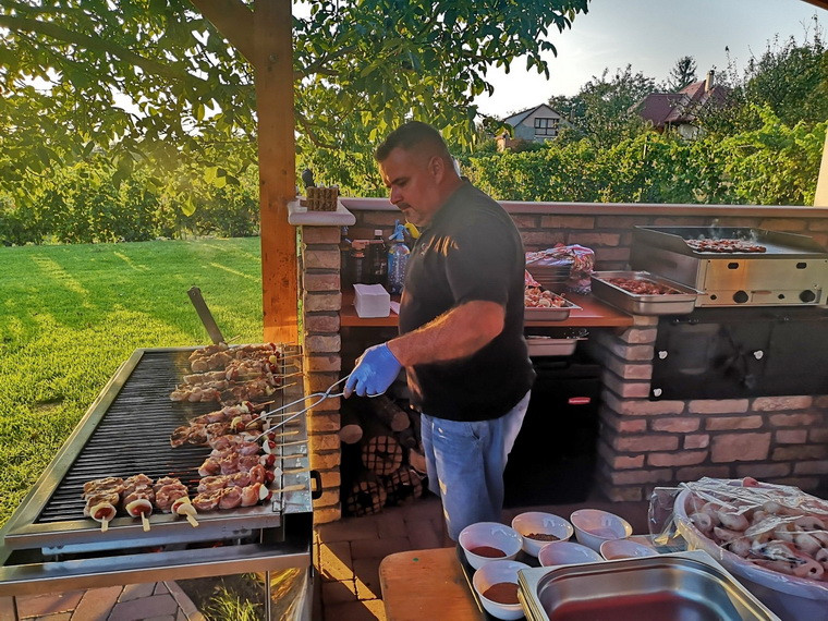KultPince szabadtéri grillezés