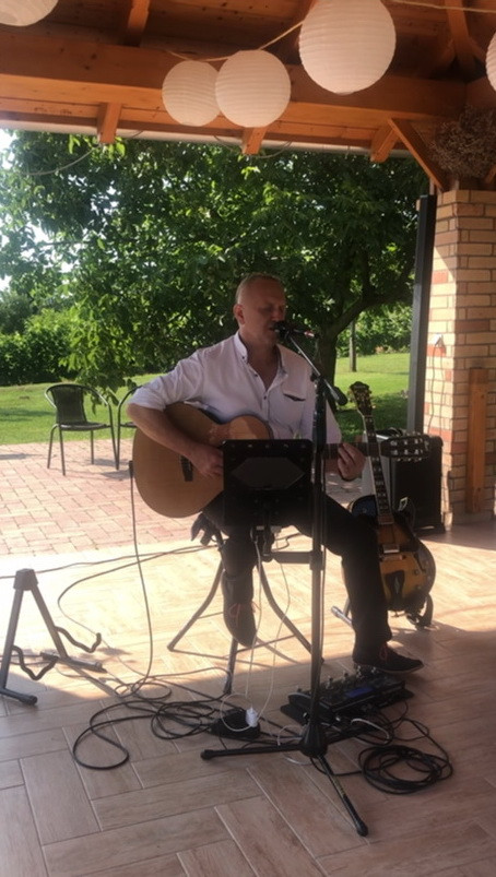 Esküvő gitárzenés vendégvárással a KultPincében