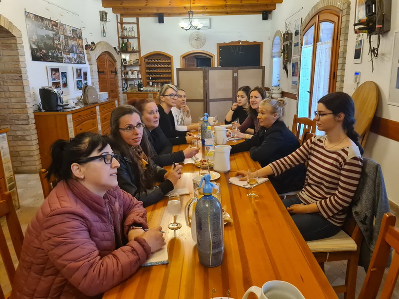 Együtt a borainkkal, borkóstolóval összekötött borismereti oktatás a KultPince csapata számára