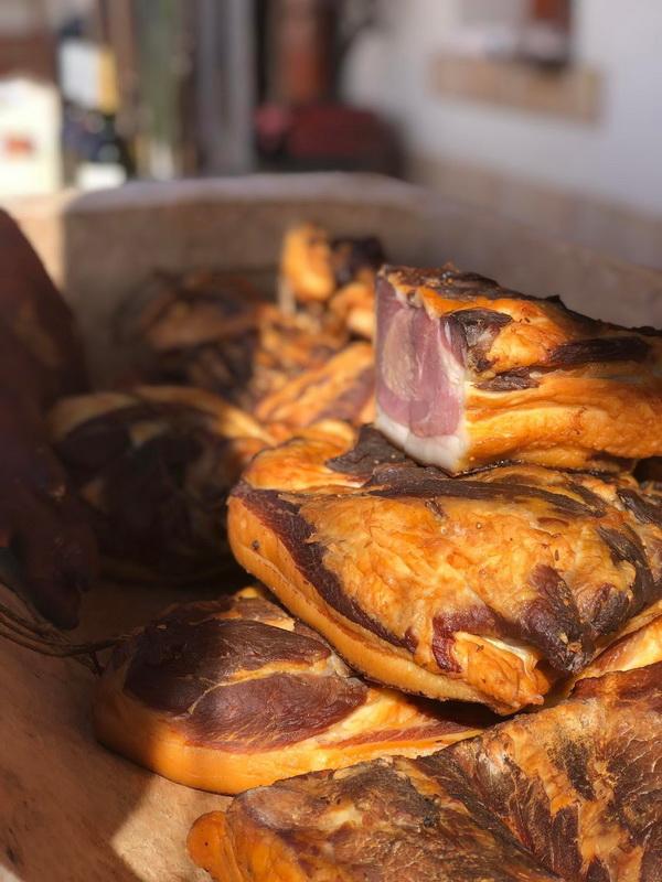 Füstölt szalonna és sonka a KultPince kínálatában