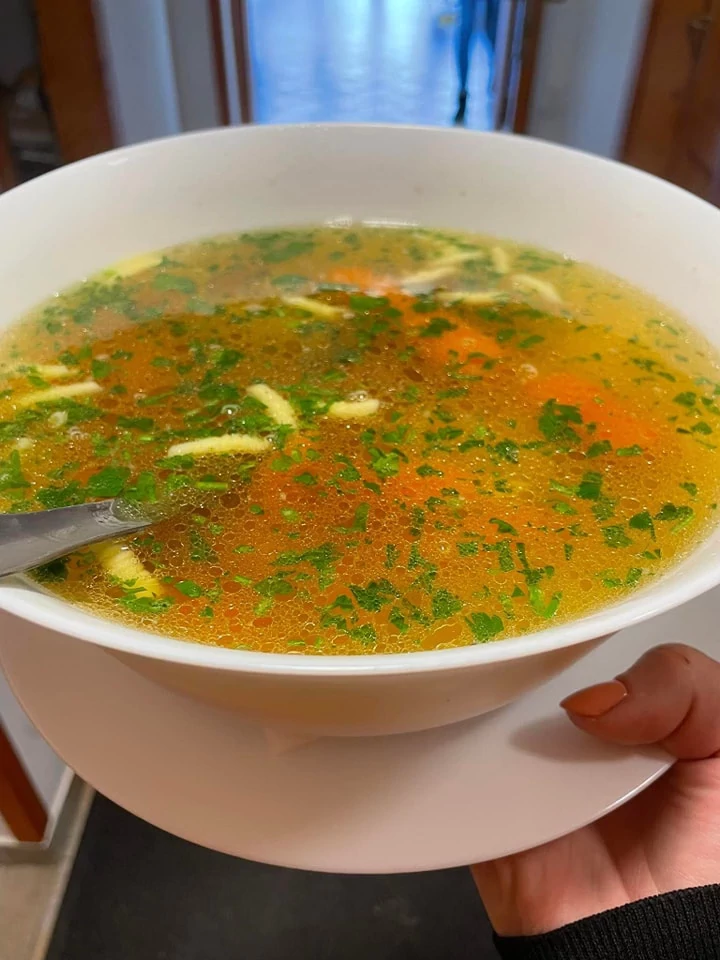 Esküvői leves forrón tálalva