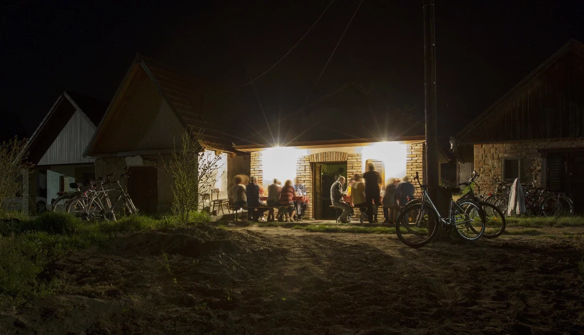 Monori Pincefalu, esti borozás és kvaterkázás