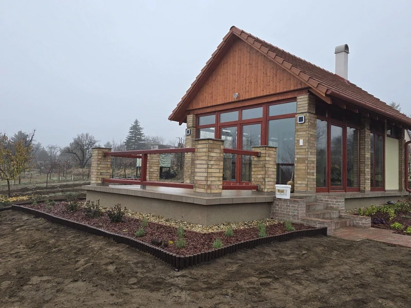 Strázsahegy napocska vendégház kertje és terasza