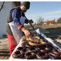 Disznóvágás, májas hurka készítése, disznótor, disznóölés, falusi disznóvágás, disznótoros ételek, májas hurka