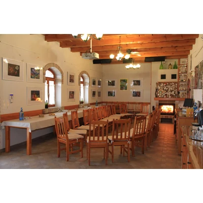 Illés Márta kiállítása a KultPincében