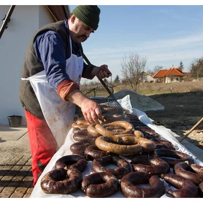 Disznóvágás, májas hurka készítése, disznótor, disznóölés, falusi disznóvágás, disznótoros ételek, májas hurka