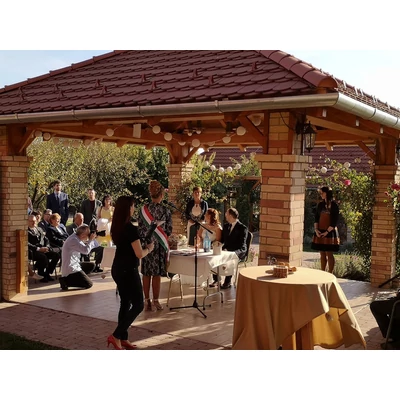 esküvő a kertben, esküvői helyszín, szabadtéri esküvő, rendezvényhelyszín a KultPincében