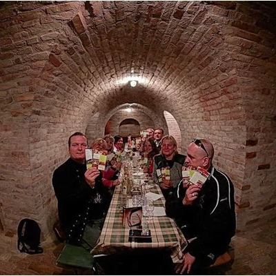 Baráti borkóstoló a pincében