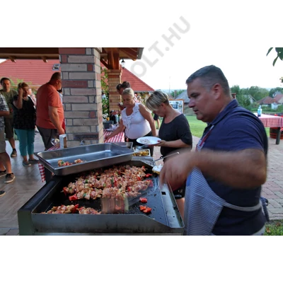 Kertmozi és grillparty a KultPincében