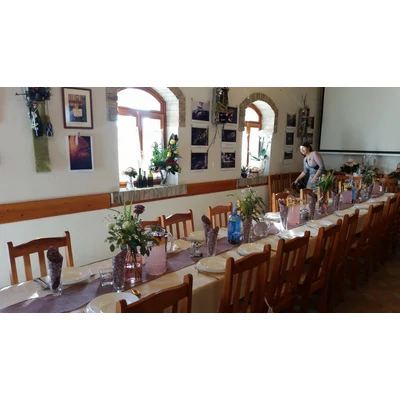 Keresztelő ünnepi asztala