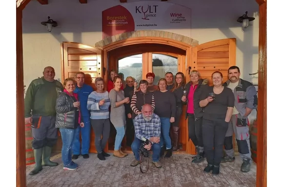 KultPince saját csapatépítő disznóvágása és disznótora