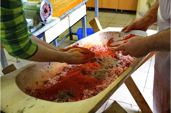 Kolbászkészítés lépései képekben, galéria