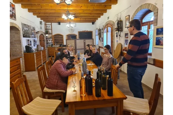 Együtt a borainkkal, borkóstolóval összekötött borismereti oktatás a KultPince csapata számára