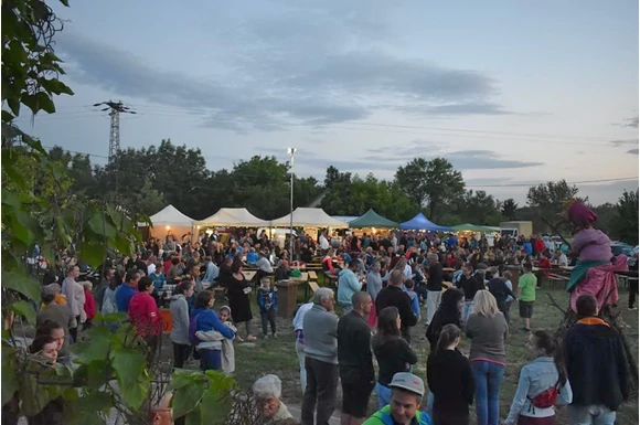 Fröccsszombat a pincefalu főterén