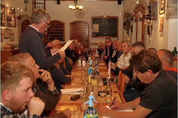 Borrend rendi gyűlése a KultPincében, galéria