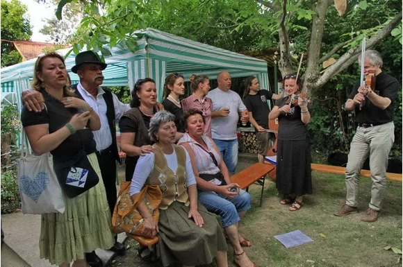 BOR-óka zenekar a KultPince udvarán a Borvidékek Hétvégéje rendezvényen