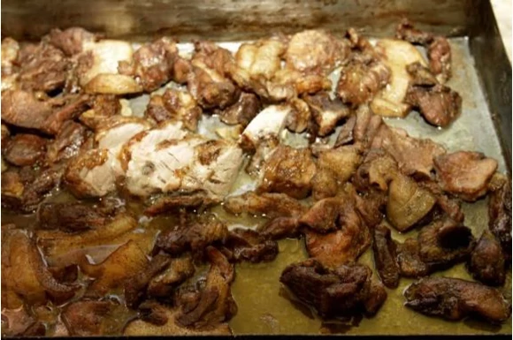 Pecsenye és a sült kolbász illata disznóölés idején