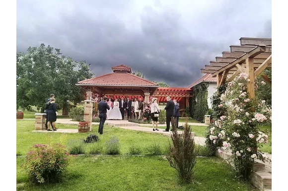 Első esküvő a kényszerszünet után