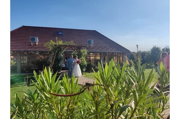 Különleges esküvő, amikor a menyasszony és a vőlegény is gyakran  a KultPince csapatának tagja