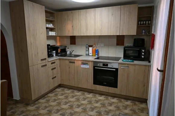 Fedezd fel Budapest közelében a vidék nyugalmát: Kényelmes vendégház vár a Monori Pincefalu kövidinka során!