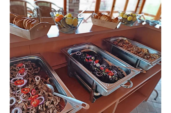 Disznótoros lakoma a Kultpincében