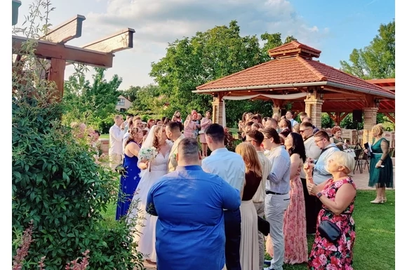 Viki és Dominik elsöprő hangulatú esküvője
