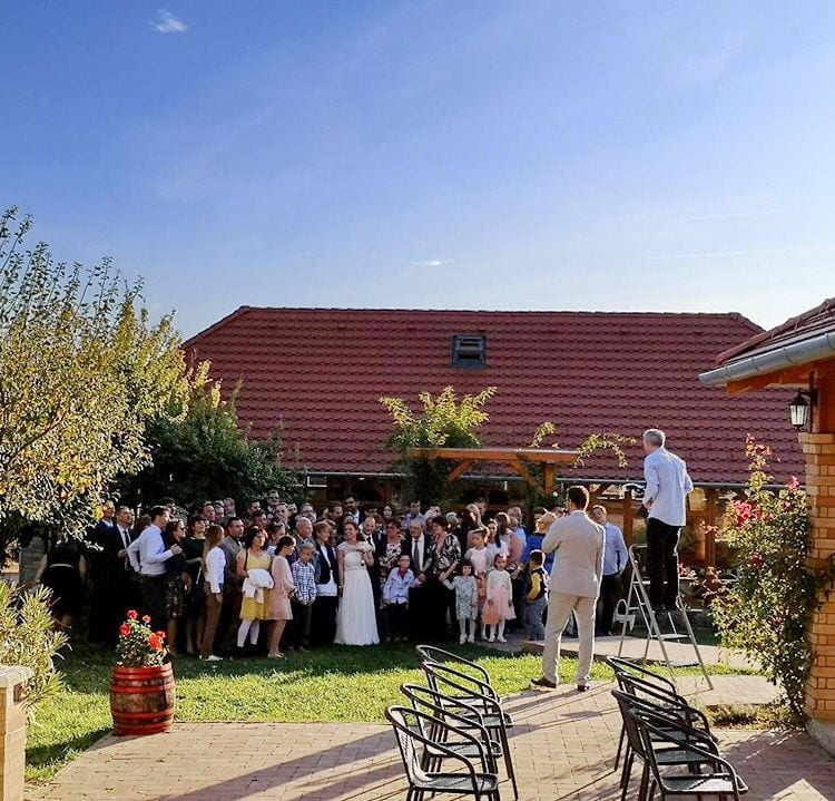 Kültéri esküvői fotó
